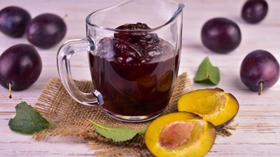 Horký švestkový nápoj se šalvějí